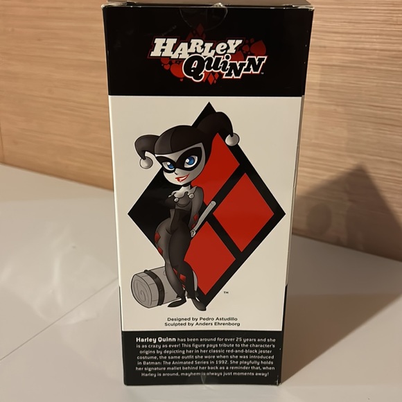 FAN EXPO EXCLUSIVE black white and red all over Harley Quinn vinyl figure - Picture 7 of 8